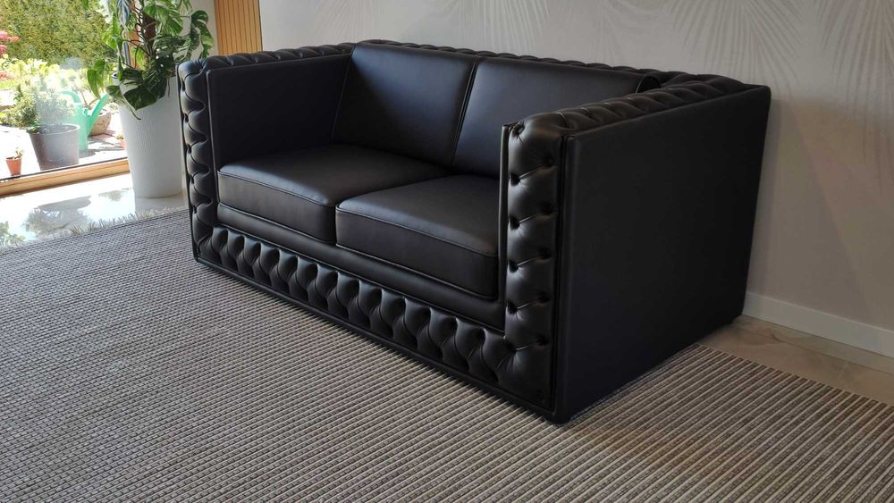 Sofa Versage, skóra naturalna, kanapa 2 osobowa stylowa Chesterfield