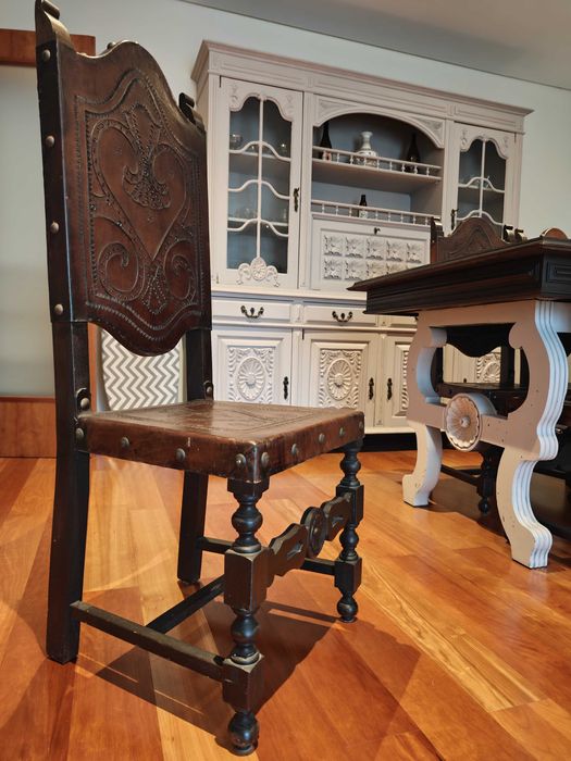 Mesa de Jantar Antiga Extensível + 6 Cadeiras (Madeira Maciça)