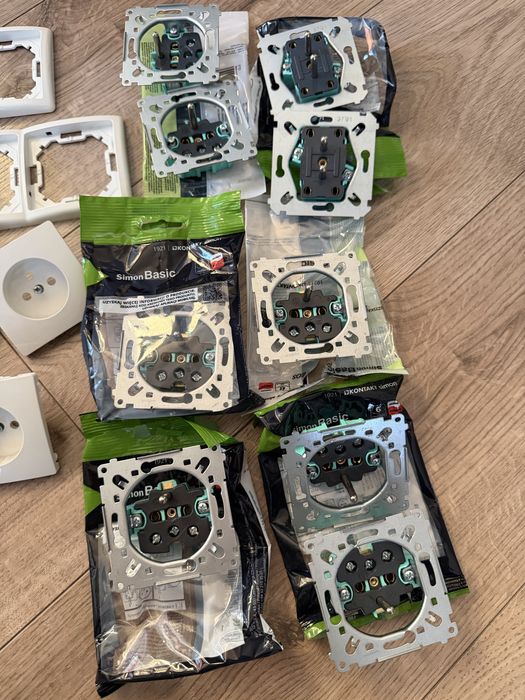 Zestaw ramek i gniazdek Simon Basic