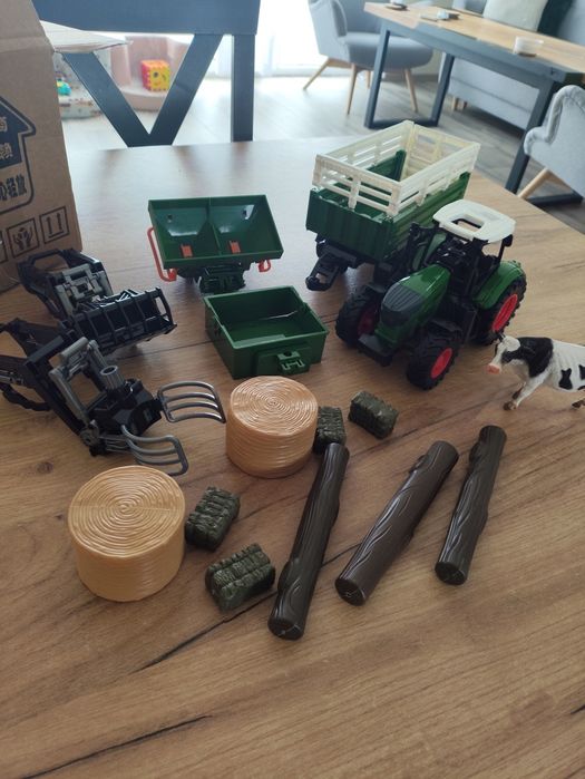 Traktor z przyczepą i akcesoriami