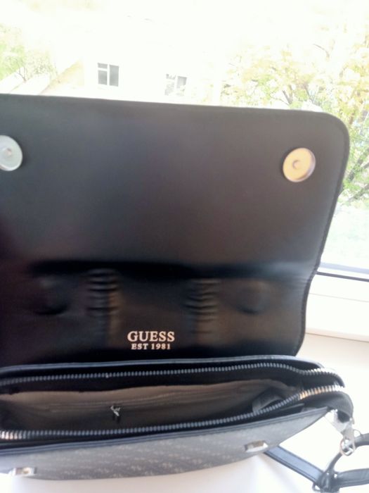 Сумка  жіноча чорна повсякденна стильна каркасна з тисненням Guess