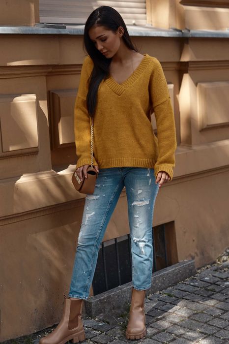 Żółty prosty sweterek z głębokim dekoltem w szpic NOWY