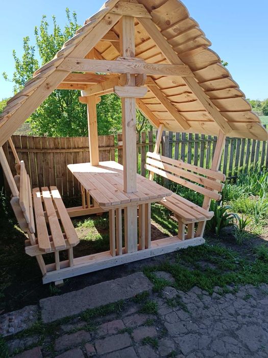 Стіл садовий під дахом