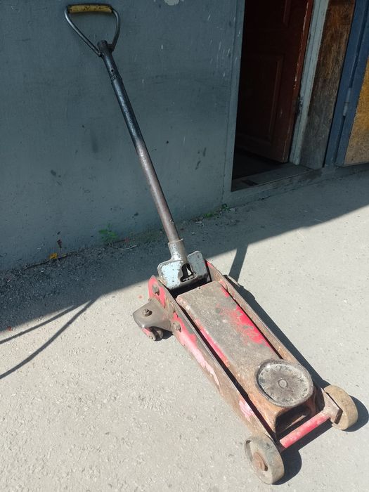 Продам домкрат подкатной