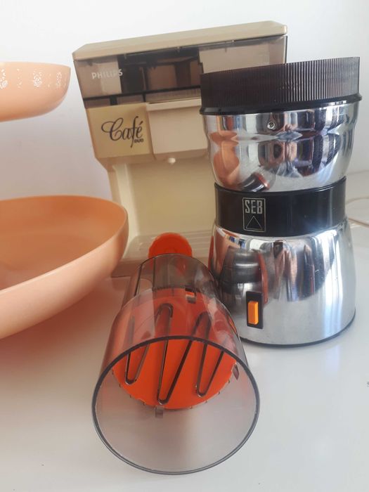 Fruteira anos 70, moinho de café e máquina de café de parede