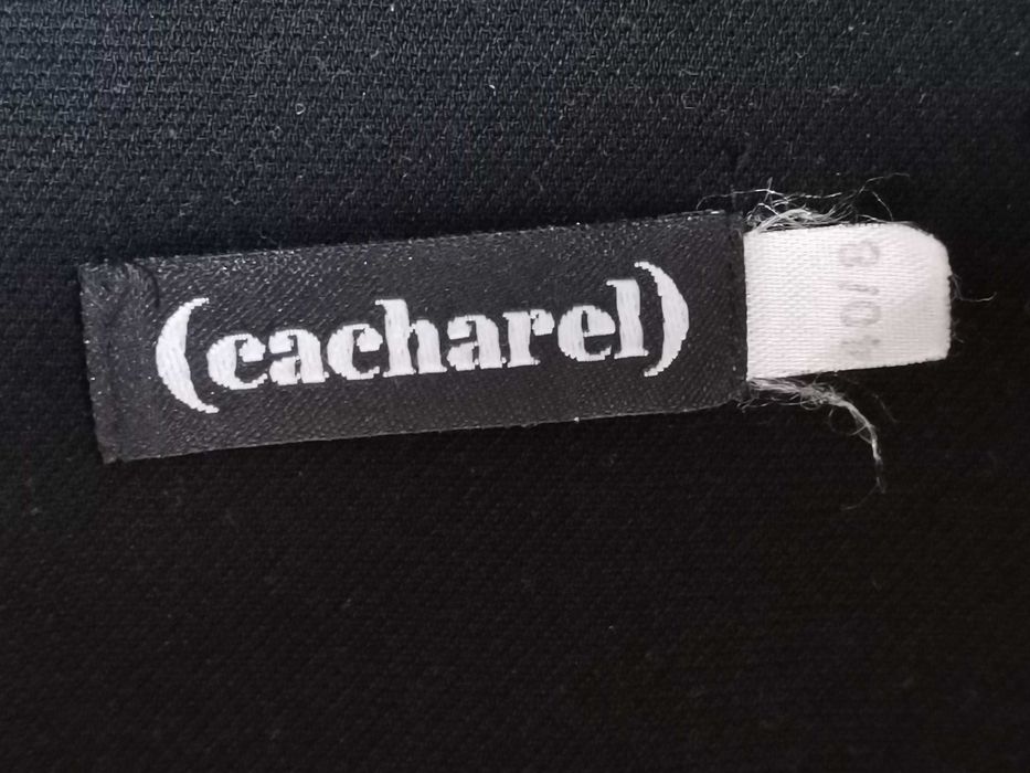 Czarna, krótka spódnica z rozcięciem