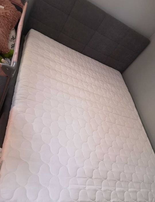 Łóżko z stelażem