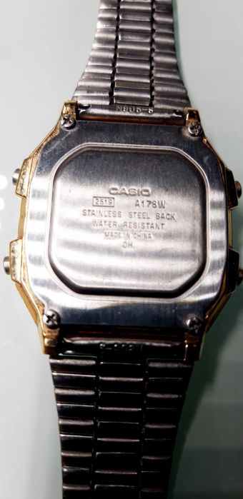 Relógio de puso dourado Casio Ler discrição.