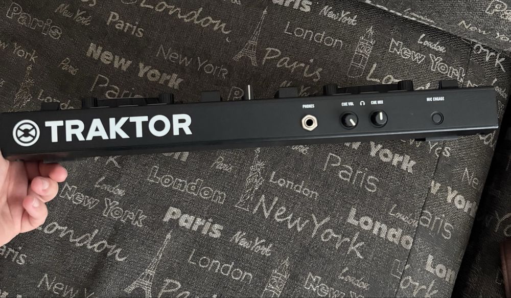 Продам DJ-контролер Traktor Kontrol S2 MK2