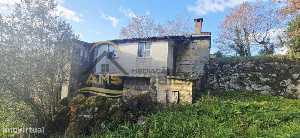 Duas Moradias Com Artigos Independentes Para Restauro