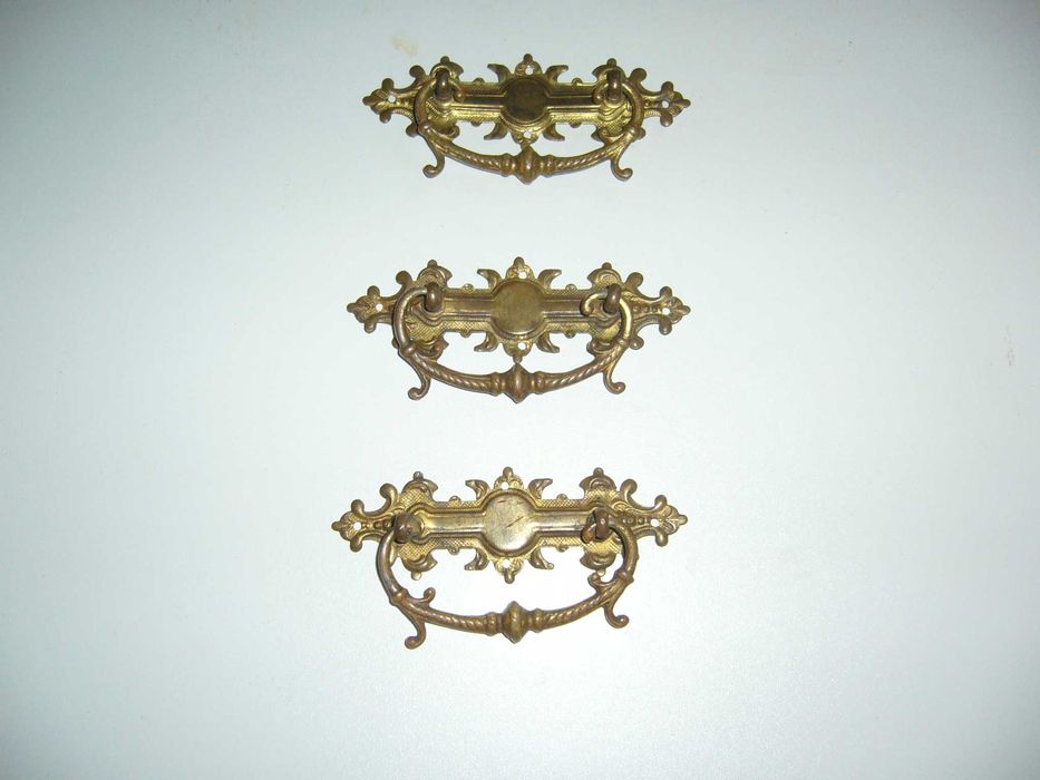 Uchwyty mosiężne do mebli.