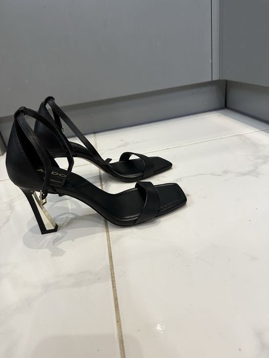 Шкіряні босоніжки Aldo