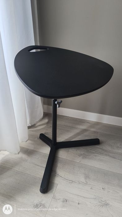 Ikea Svartasen stolik pod laptopa