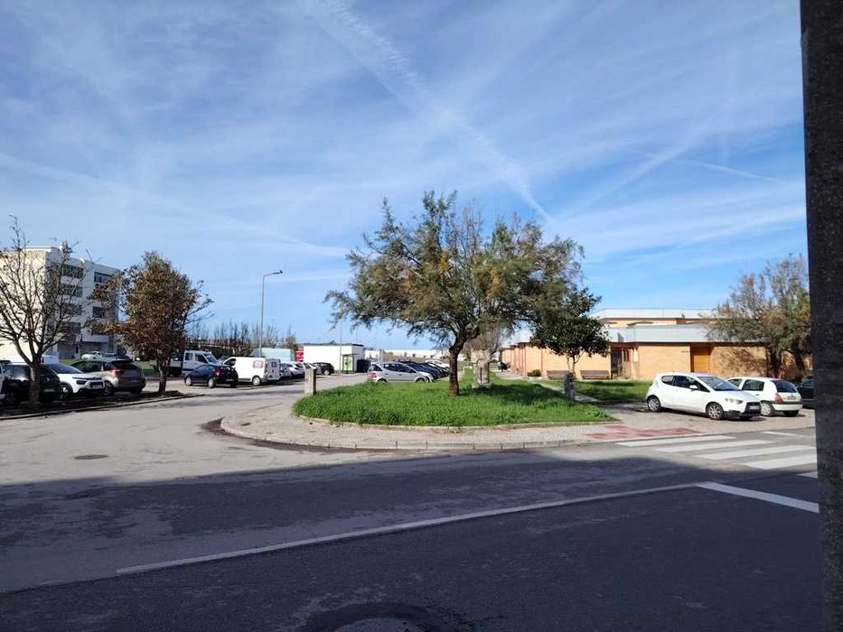 Espaço comercial em gaveto com 3 montras