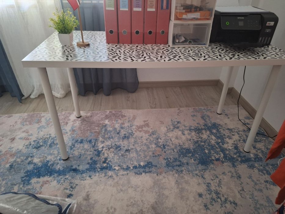 Secretaria IKEA com tampo branco e preto