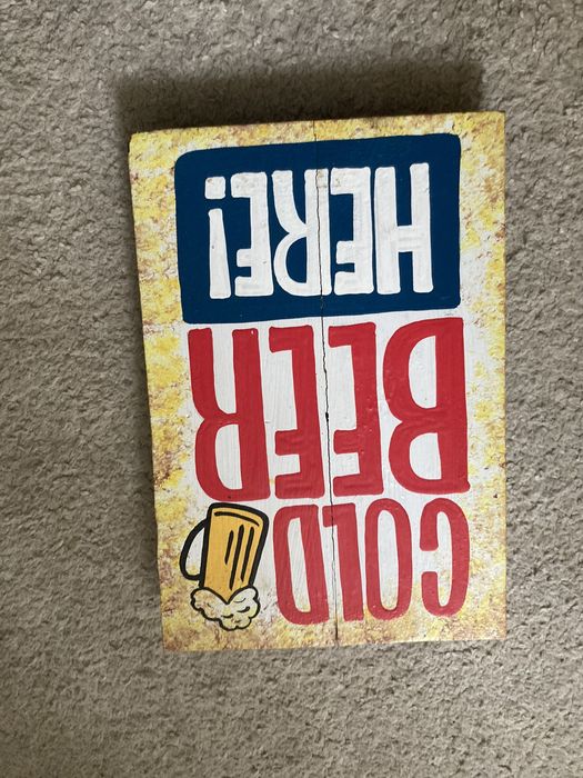 Sinal de madeira “Cold Beer Here”