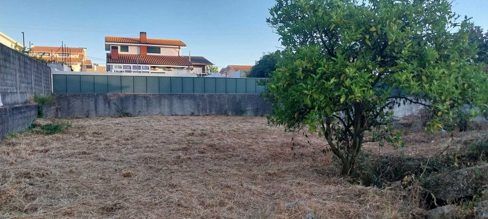 Terreno urbano para construcao 2 Moradias  Maia