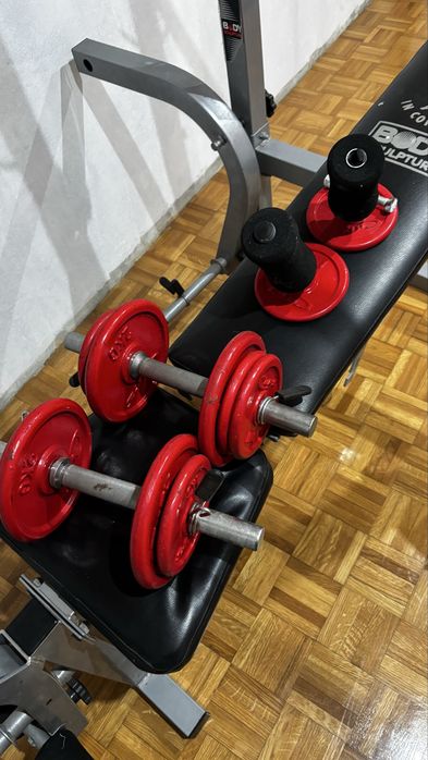 Banco de musculação com suporte para barra + halteres.