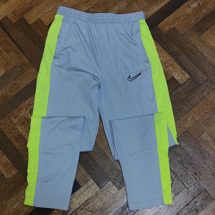 Сірі штани від Nike