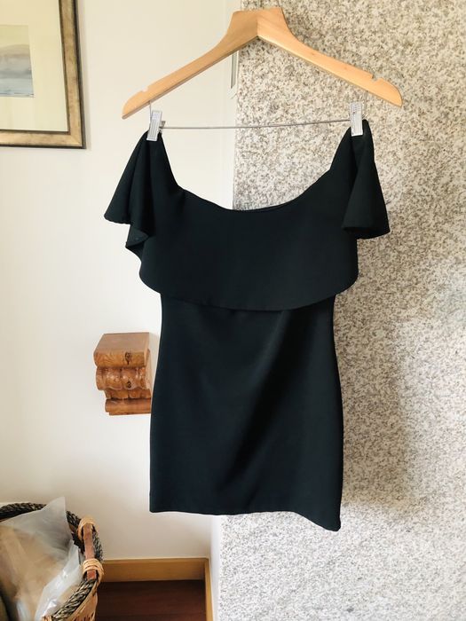 Vestido preto curto e justo