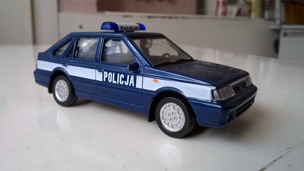 POLONEZ Caro Plus - konwersja POLICJA; skala 1:43; model metal-plastik