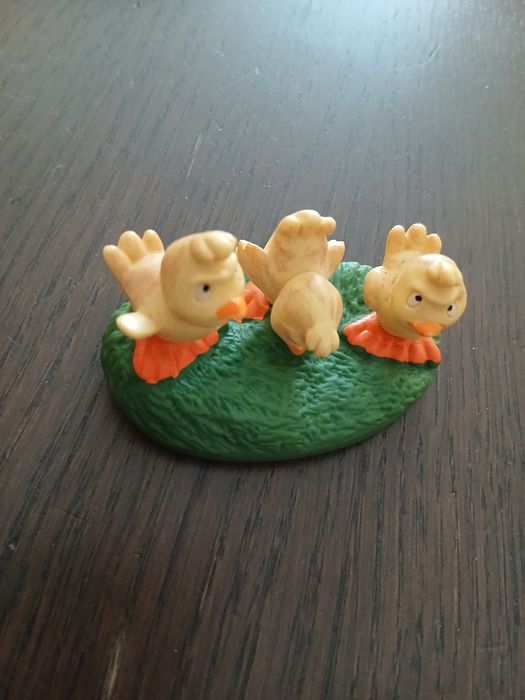 Figurka 3 pisklęta na trawie