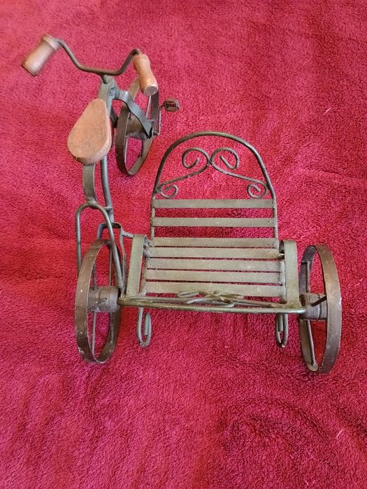 Vendo triciclo para decorar.