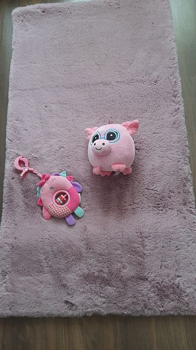 Dla dziewczynki dywan, pościel i poszewka na jasiek, zabawki lila róż