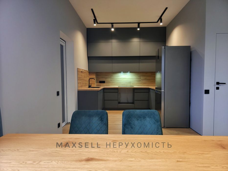 Продам кутовий таунхаус з ремонтом. 4 сотки землі