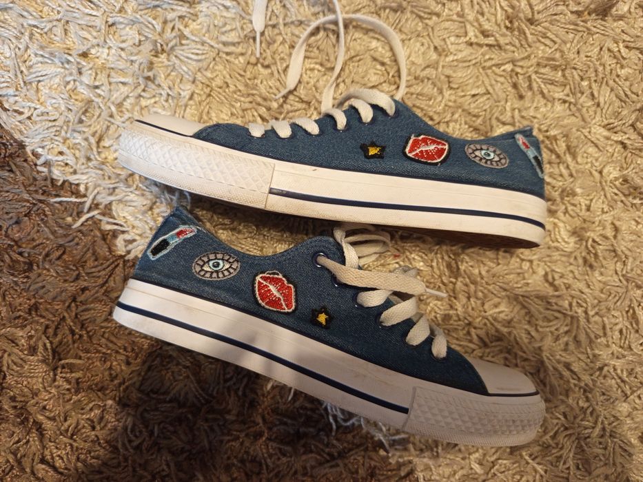 Granatowe trampki z naszywkami