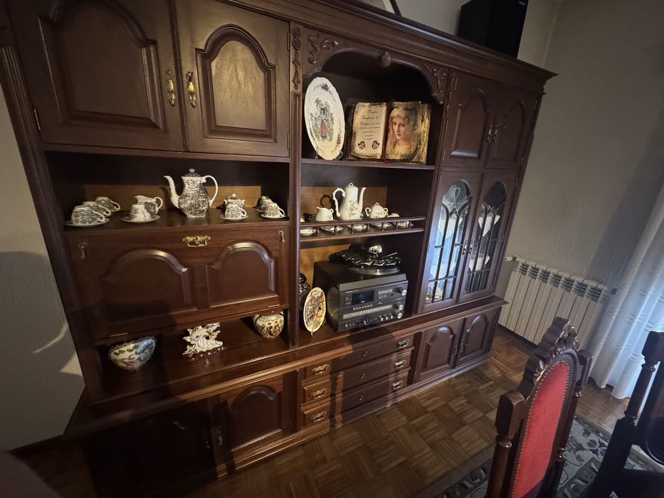 Vendo mesa com 6 cadeiras e movel de sala em muito bom estaco