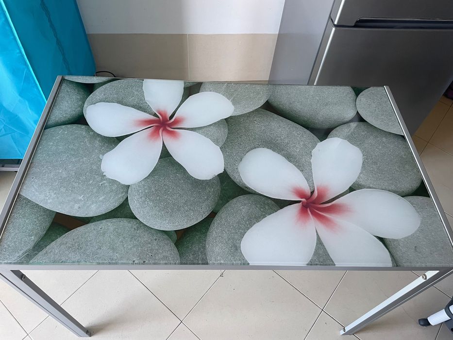 Mesa com tampo de vidro