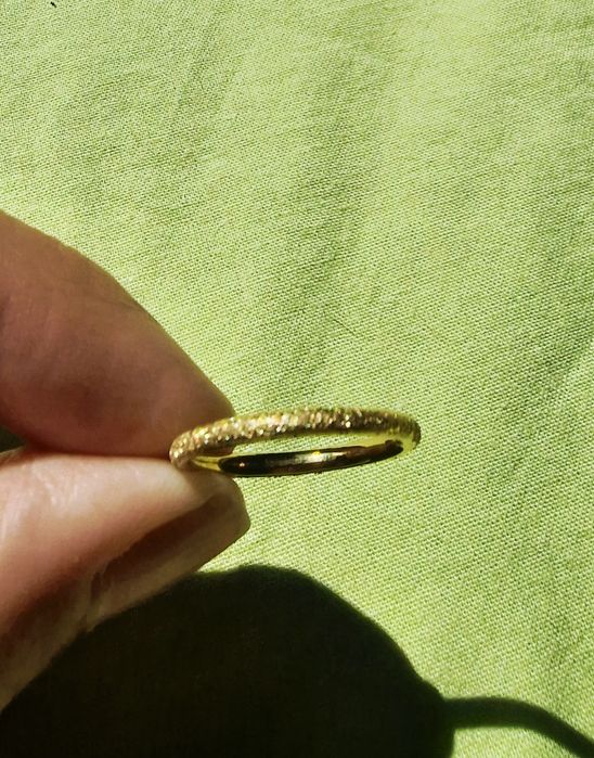 Anel dourado em aço