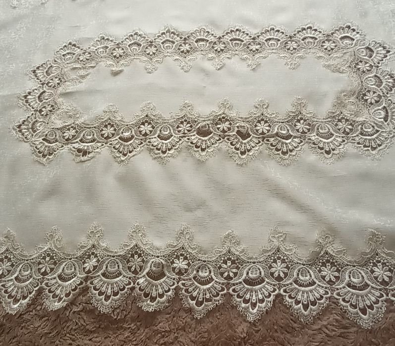 Elegancki obrus zdobiony gipiurą w kolorze ecru