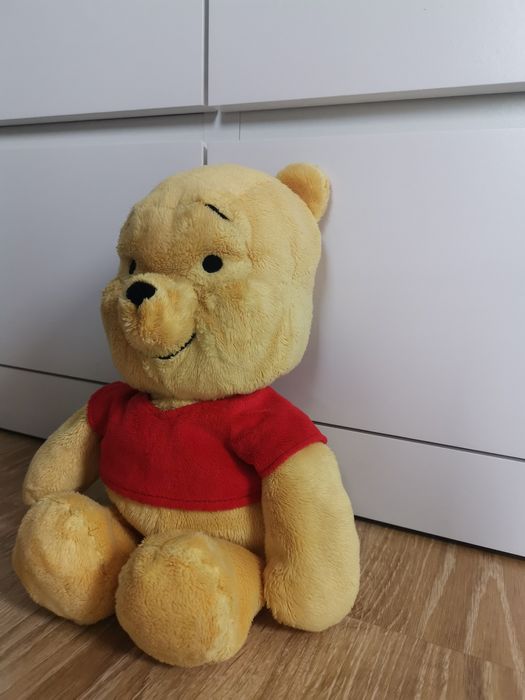 Maskotka Miś Puchatek 26 cm na siedząco