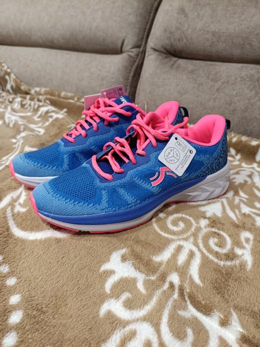 нові кросівки CRIVIT