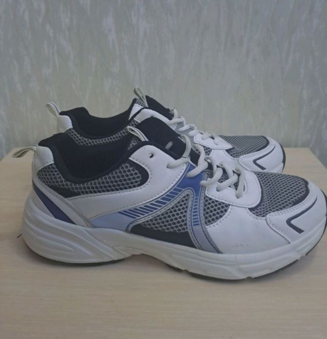 Кросівки чоловічі