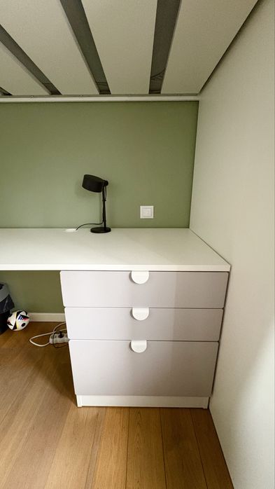 Łóżko na antresoli z biurkiem z 4 szufladami, materac 90x200 cm