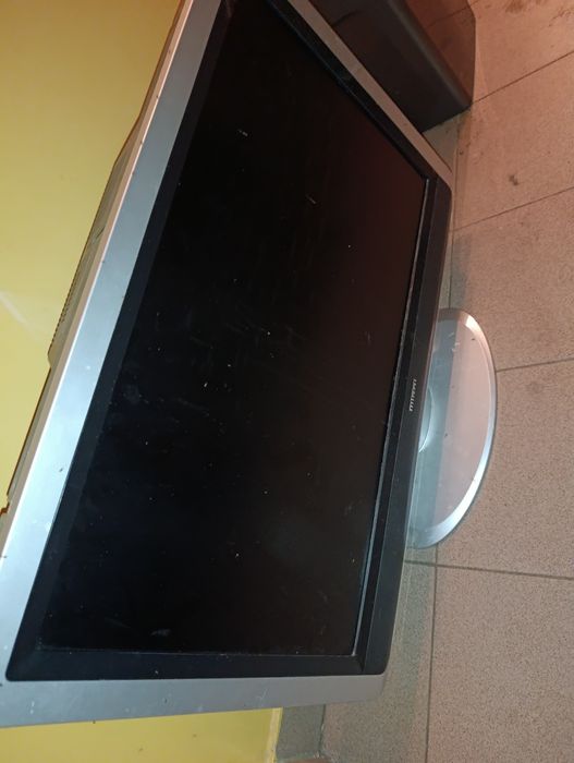 Tv 32 całe ekran w jednym miejscu robi się  już jaśniejszy