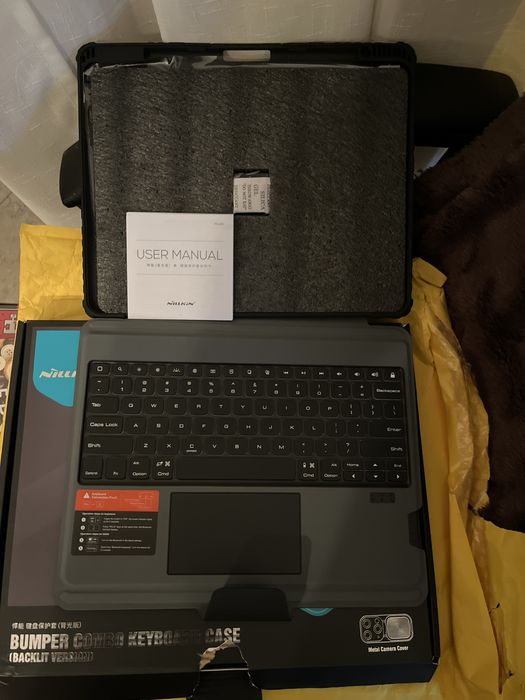 Capa com teclado Nilkin para Ipad