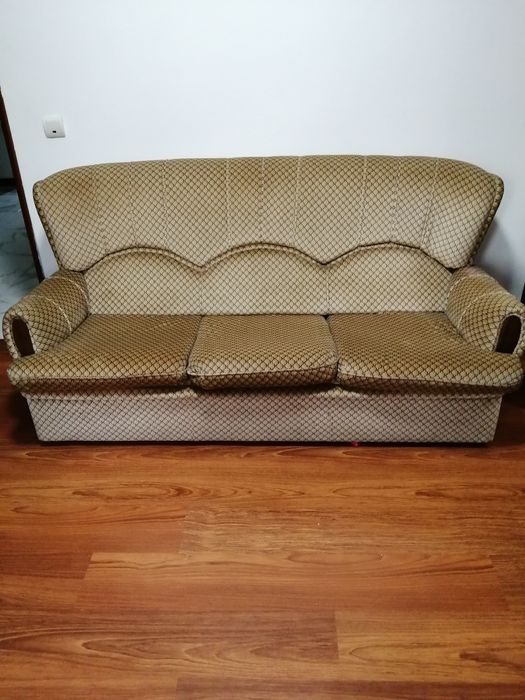 Sofá cama com colchão confortável.