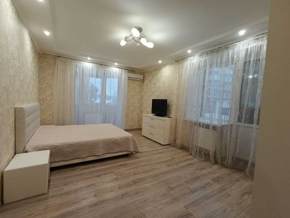 Простора 2-х кімн. у гарному стані з газовим котлом. Центральний парк!