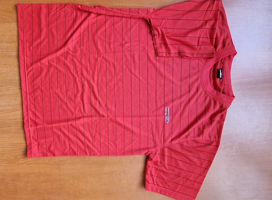 Tshirt czerwony z czarnymi paskami