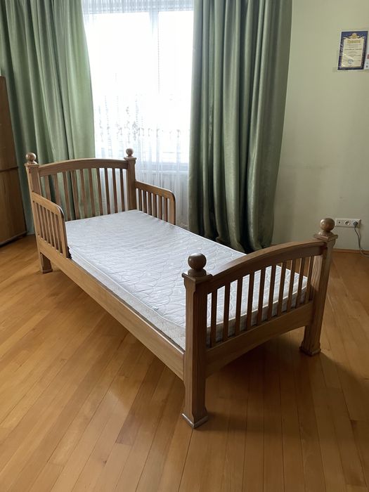 Ліжко деревяне,односпальне з матрасом