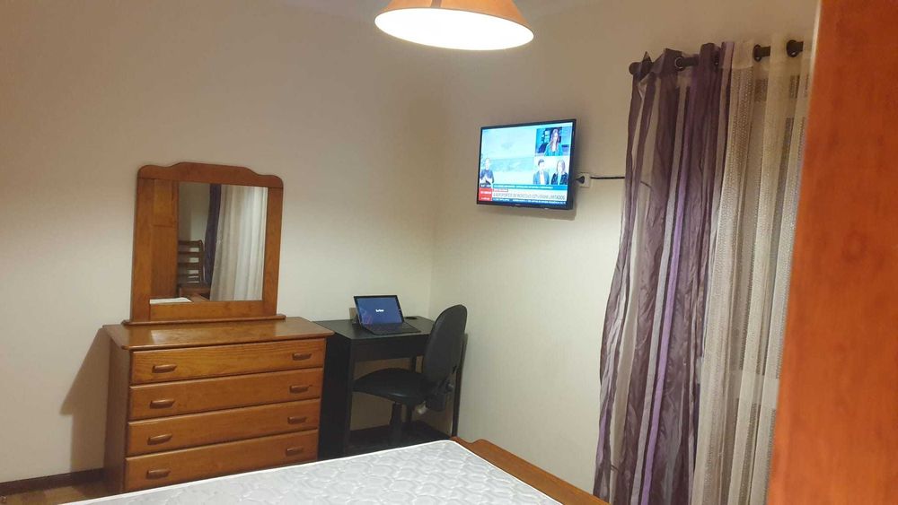 Quarto com varanda e TV