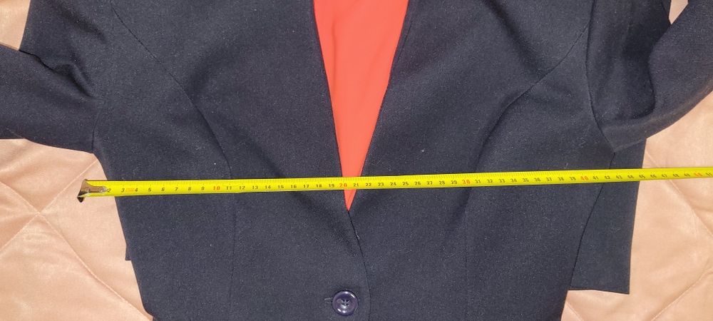 Костюм  темно-синий и блуза 44 размер