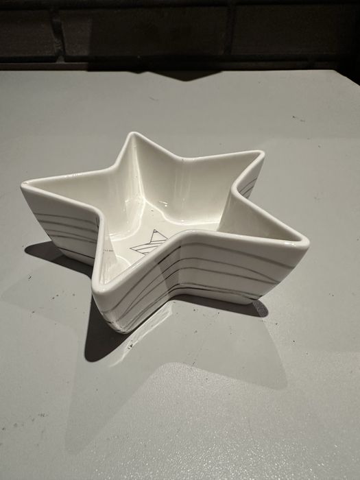 ceramiczna miska w kształcie gwiazdy z szarymi paskami