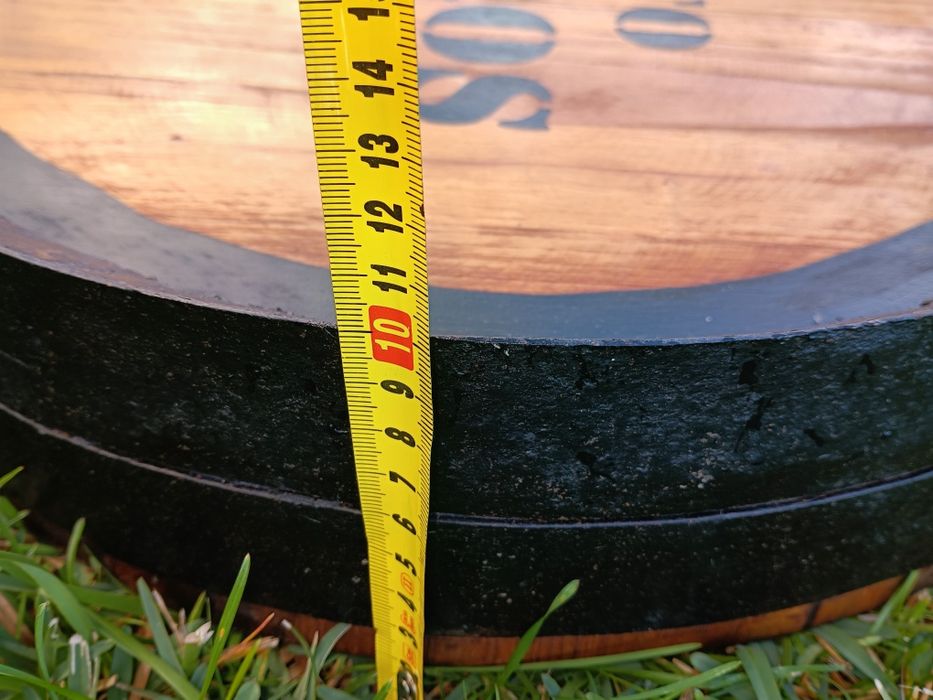 Topo de barril "PORTO BARROS" em madeira de carvalho com aros metálicos
Medidas: 50/10cm topo 
Exemplar estado de conservação