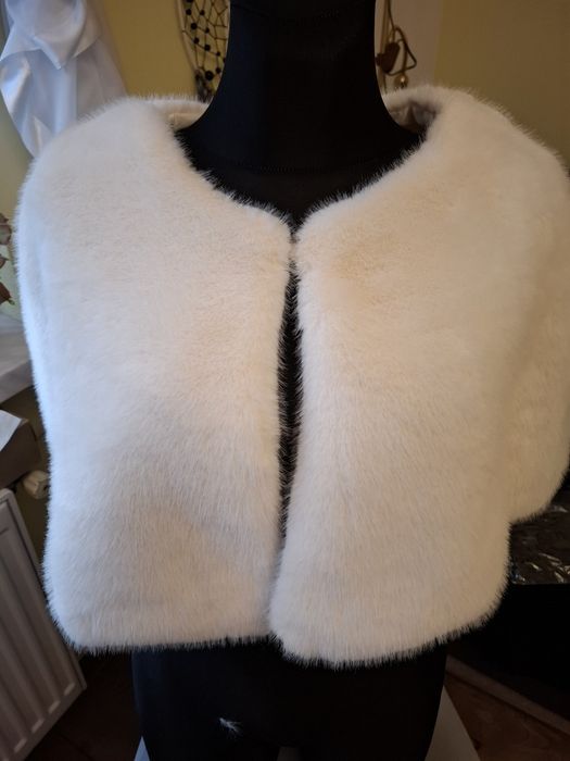 Sprzedam śliczną narzutkę ślubną kremową