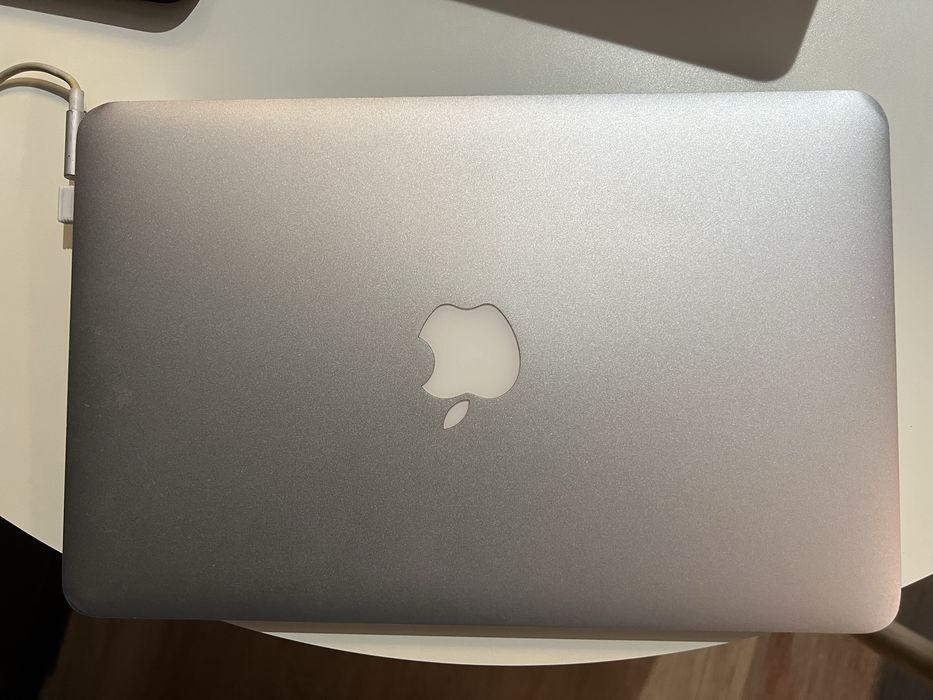 Macbook Air 11 дюймів